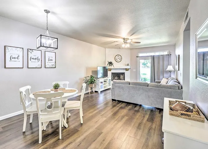 Golf Course Views & Pool Access: Condo! Holiday home *