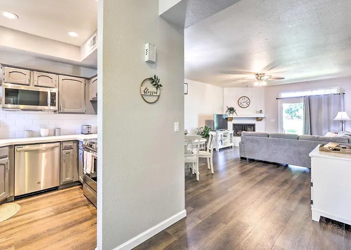 Golf Course Views & Pool Access: Condo! Holiday home
