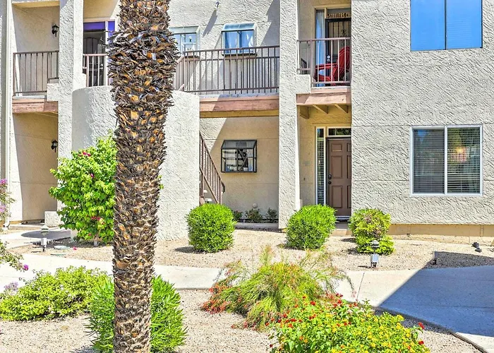 Golf Course Views & Pool Access: Condo! Holiday home Glendale