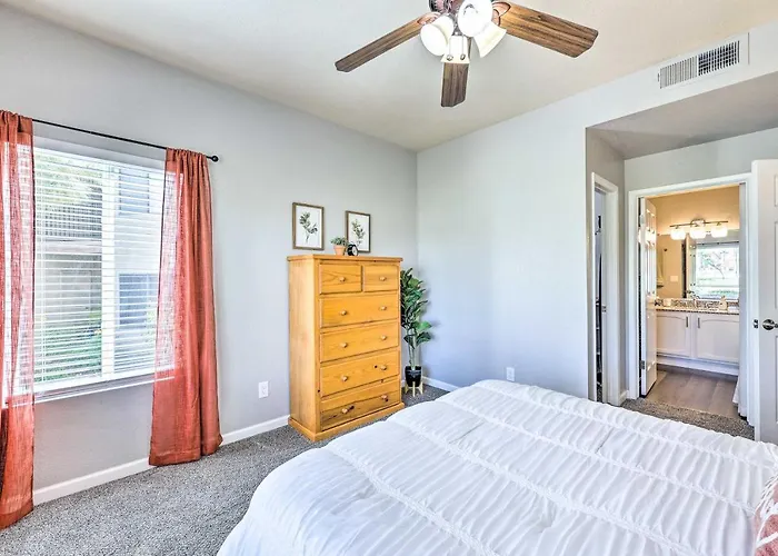 Golf Course Views & Pool Access: Condo! Holiday home