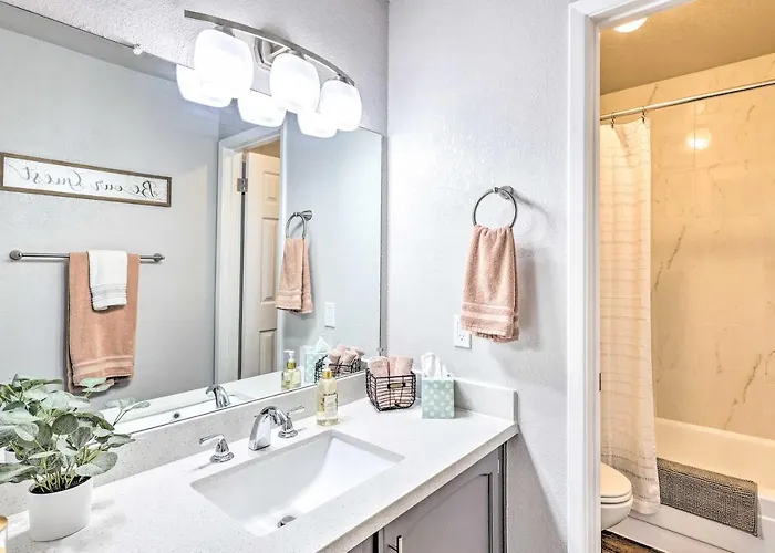 Golf Course Views & Pool Access: Condo! Glendale