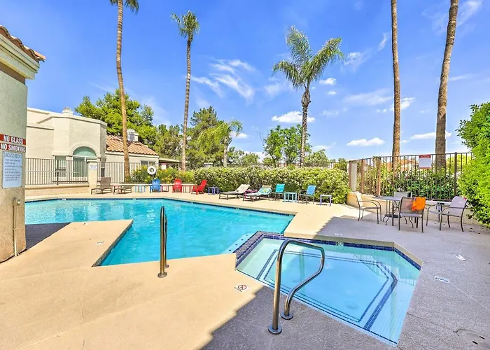 Golf Course Views & Pool Access: Condo! Holiday home Glendale