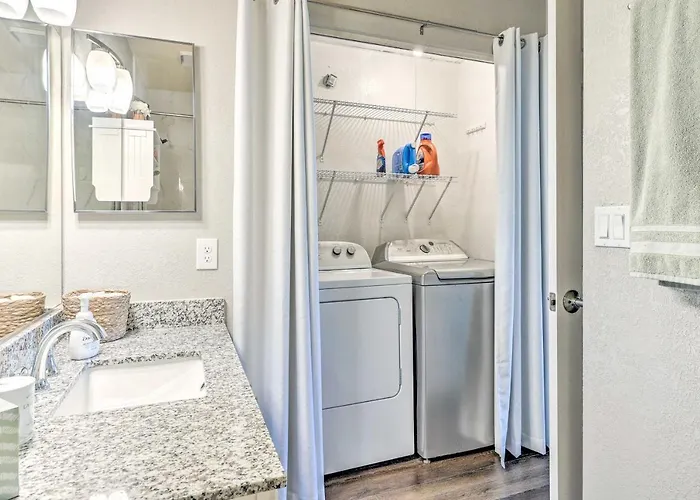 Golf Course Views & Pool Access: Condo! Holiday home